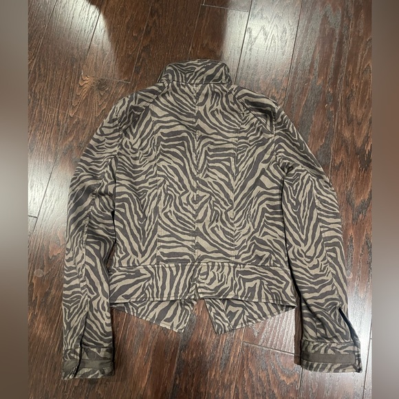 White House Black Market Womens Tiger Print Denim Jacket Snap Closure Size 2 - Picture 3 of 8